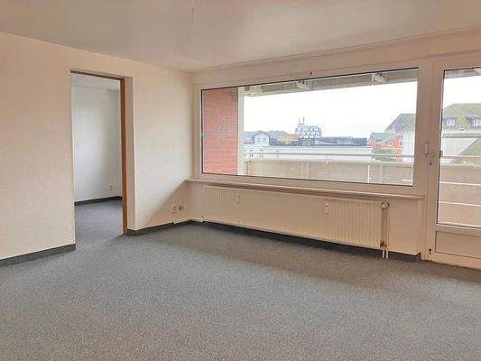 Wohnraum mit Blick zum großen Balkon