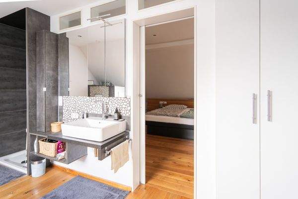 Badezimmer zum Schlafzimmer