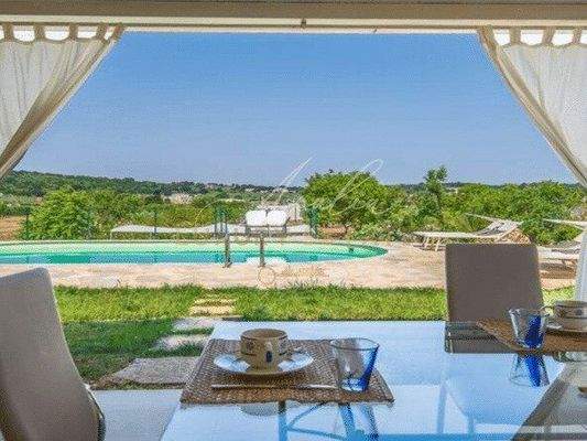 Villa mit Trulli und Pool im Valle d´Itria