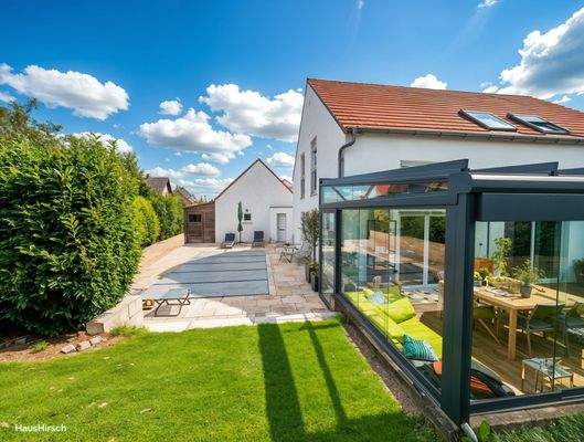 Garten mit Wintergarten und Pool