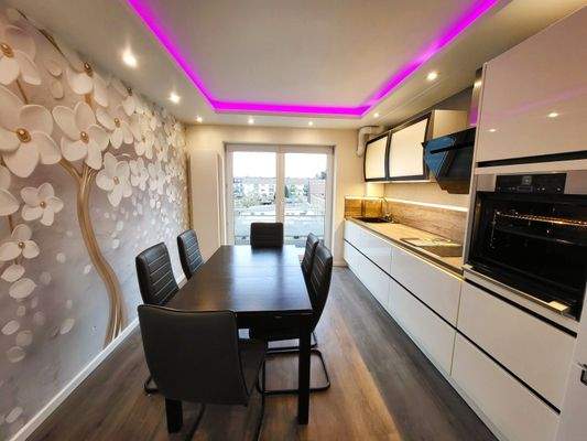 Küche mit extravagantem Lichtkonzeot.jpg