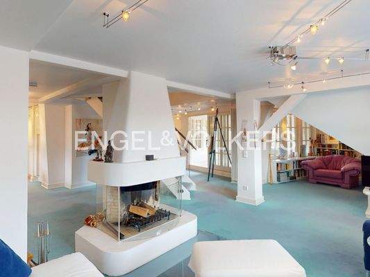 Wohnzimmer mit offenem Kamin