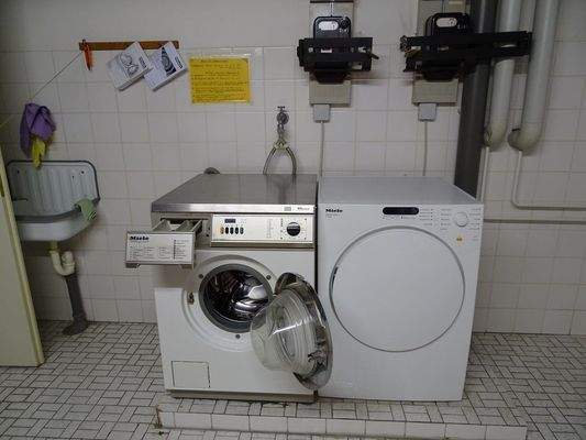 Waschmaschine / Trockner: 1 €