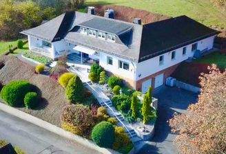 der ansprechende Walmdach-Winkelbungalow  mit dem 2011 neu gestalteten Treppenaufgang