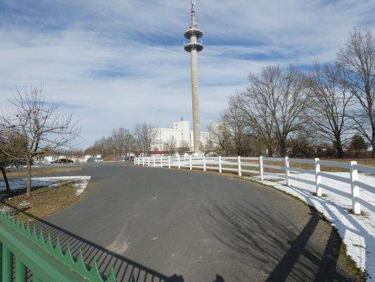 7 Zufahrt Garagen und Hof.JPG