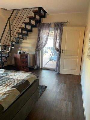 34 WE1 Treppe zur Ankleide - Anbau und Terrassentür