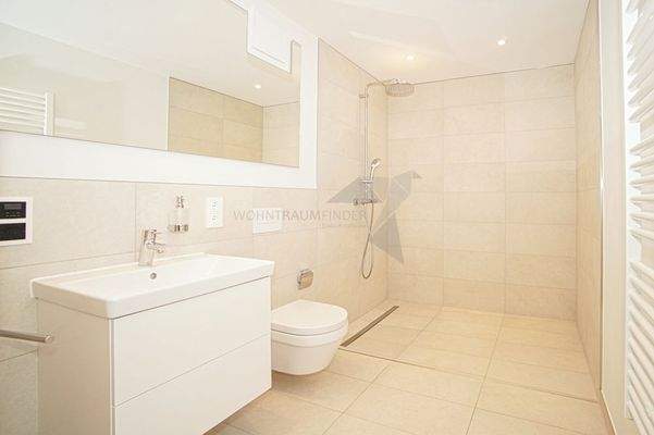 Muster Badezimmer mit XXL-Dusche