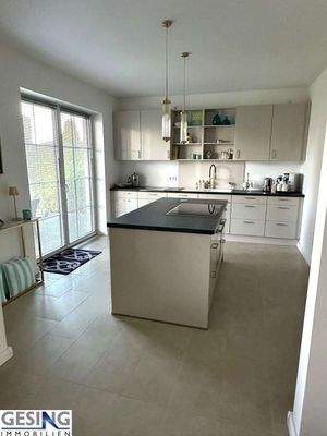 offene Küche mit Zugang zur Terrasse