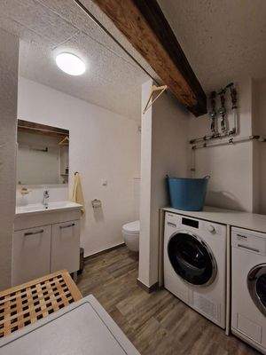 Gästebad mit Waschmaschine