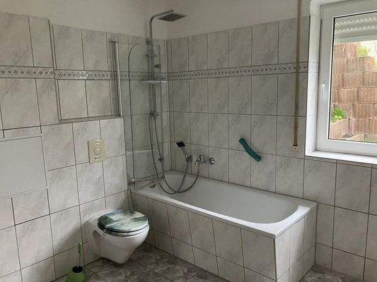 Bad mit WC und Badewanne