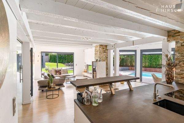 Blick von der Küche in den Wohnbereich