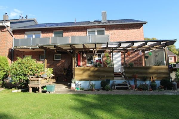 Rückansicht mit Balkon und überdachter Terrasse