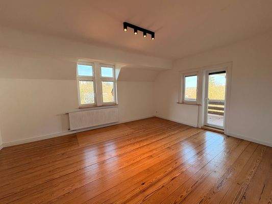 Wohnzimmer mit Balkon