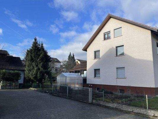 Seitenansicht auf das große Gartengrundstück