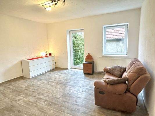 Wohnbereich mit Zugang zum Garten und der Terasse