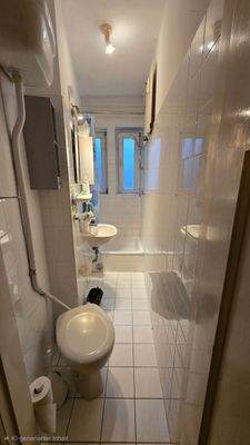 Helles Badezimmer mit Fenster