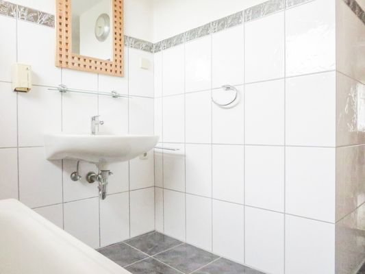 Badezimmer mit Badewanne 