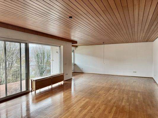 Wohnzimmer mit Zugang zum Balkon