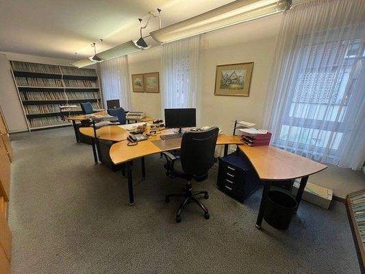 Großraumbüro hinter Empfang