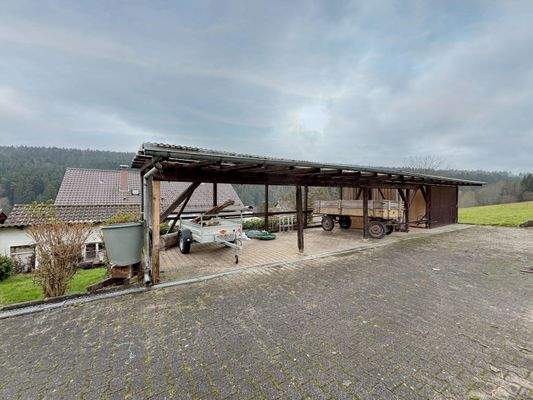 überdachte Abstellfläche und Schuppen