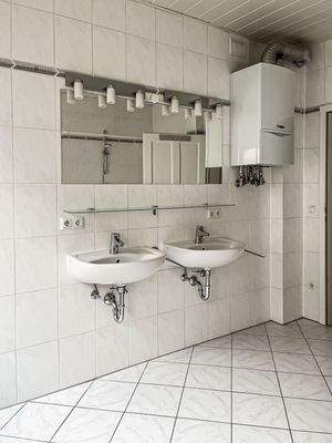 Gepflegtes Bad mit praktischen Doppelwaschbecken | Wohnung im Erdgeschoss links