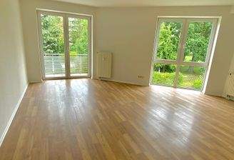 Wohnzimmer mit Balkon-Zugang.JPG