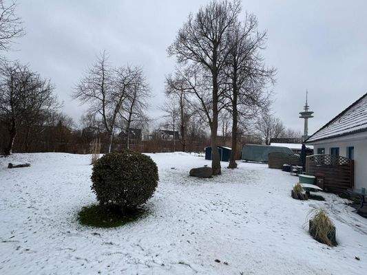 Großes Grundstück mit möglicher Erweiterung für zusätzliches Gewerbe ( z.B. Hallen )