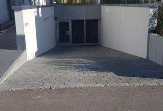 Tiefgaragen-Einfahrt