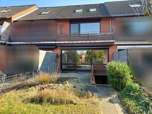 Gartenseite mit Terrasse und Balkon