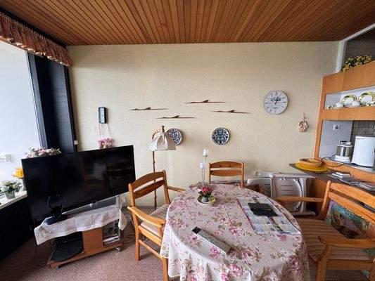 Wohnzimmer mit Esstisch