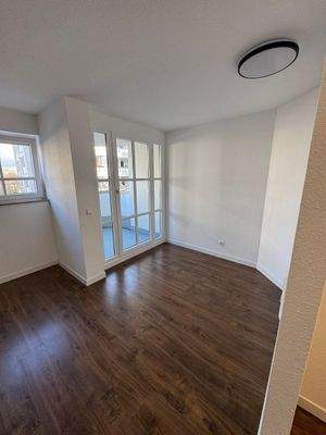 Wohnzimmer mit Balkonzugang