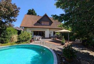 Gesamtblick Terrasse mit Pool