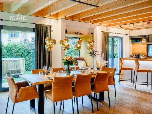 Offener und großzügiger Wohnbereich mit freiem Blick zur Küche