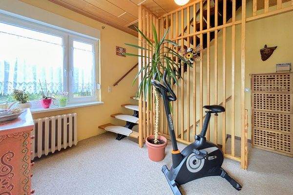 großzügige Diele mit großem Fenster