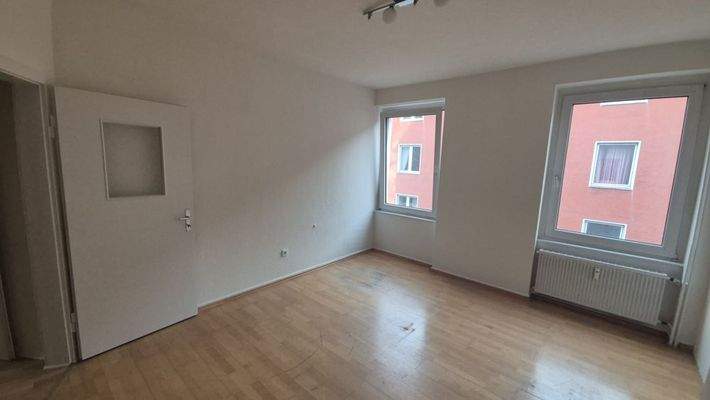 Schöner, großer Raum mit 2 Fenstern