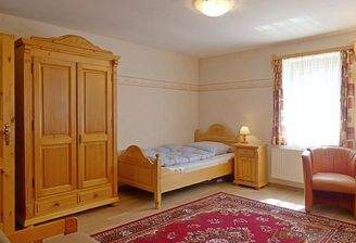 Bett und Kleiderschrank