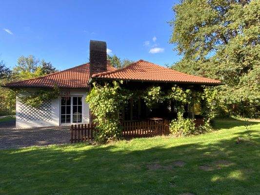 Seitenansicht mit überdachter Terrasse