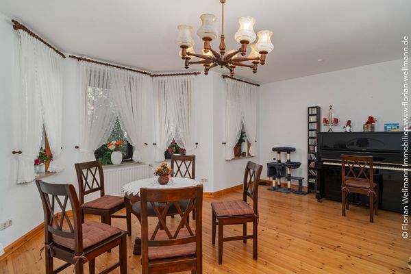 Zweites Wohnzimmer (23,01m²) mit Echtholzdielenboden und Erker.