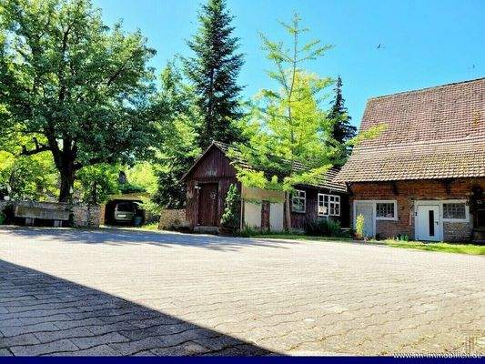 Hofansicht - Garage - Bienenhaus - Nebengebäude