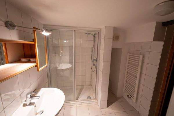 Anschließendes Duschbad