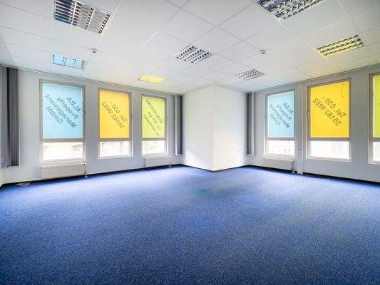 Büroraum mit Fensterfront