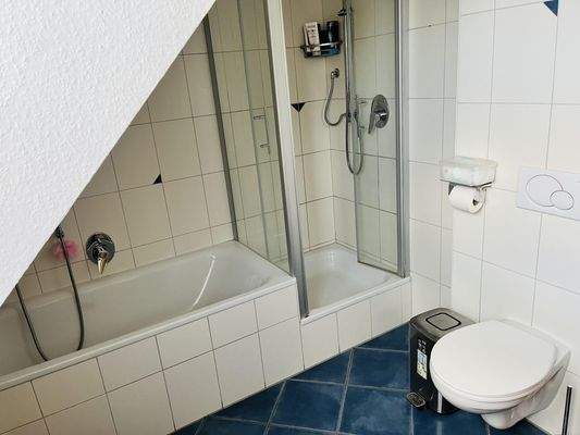 Tageslichtbad mit Wanne/Dusche