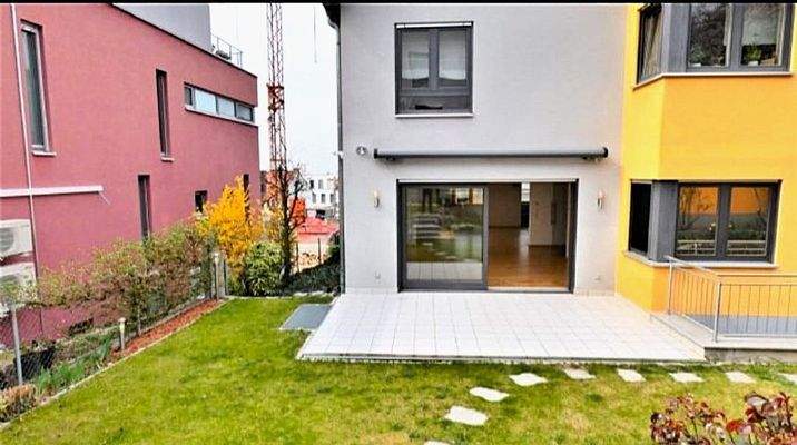 Blick auf die Terrasse und in den Wohnbereich