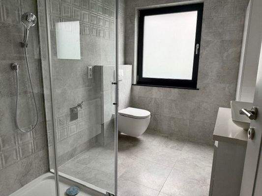 Hochwertiges Duschbad EG links