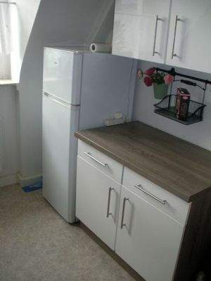 Küche mit Kühlschrank