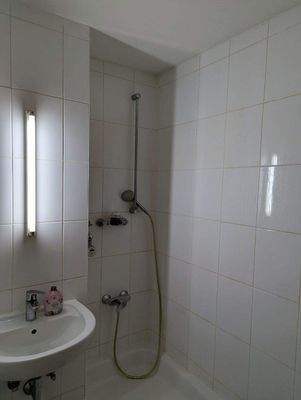 Bad Blick zur Dusche.jpg