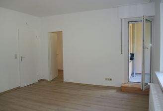 Wohnzimmer mit Balkonzugang