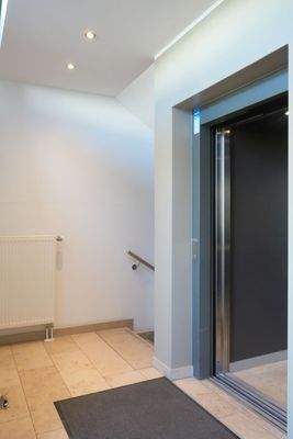 Treppenhaus mit Aufzug