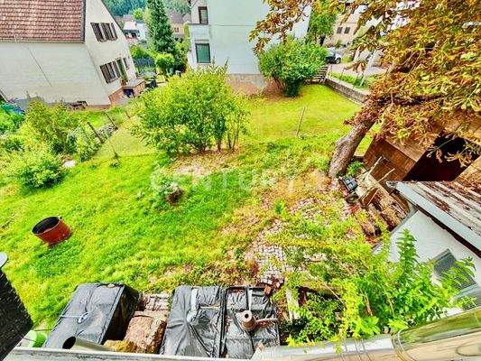 weitläufiger Garten mit viel Grün