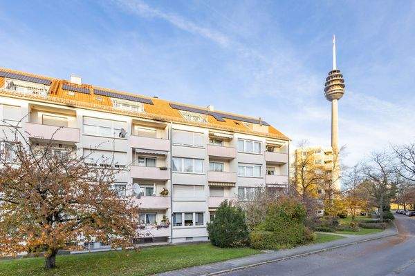 Außenansicht mit Blick auf den Fernsehturm